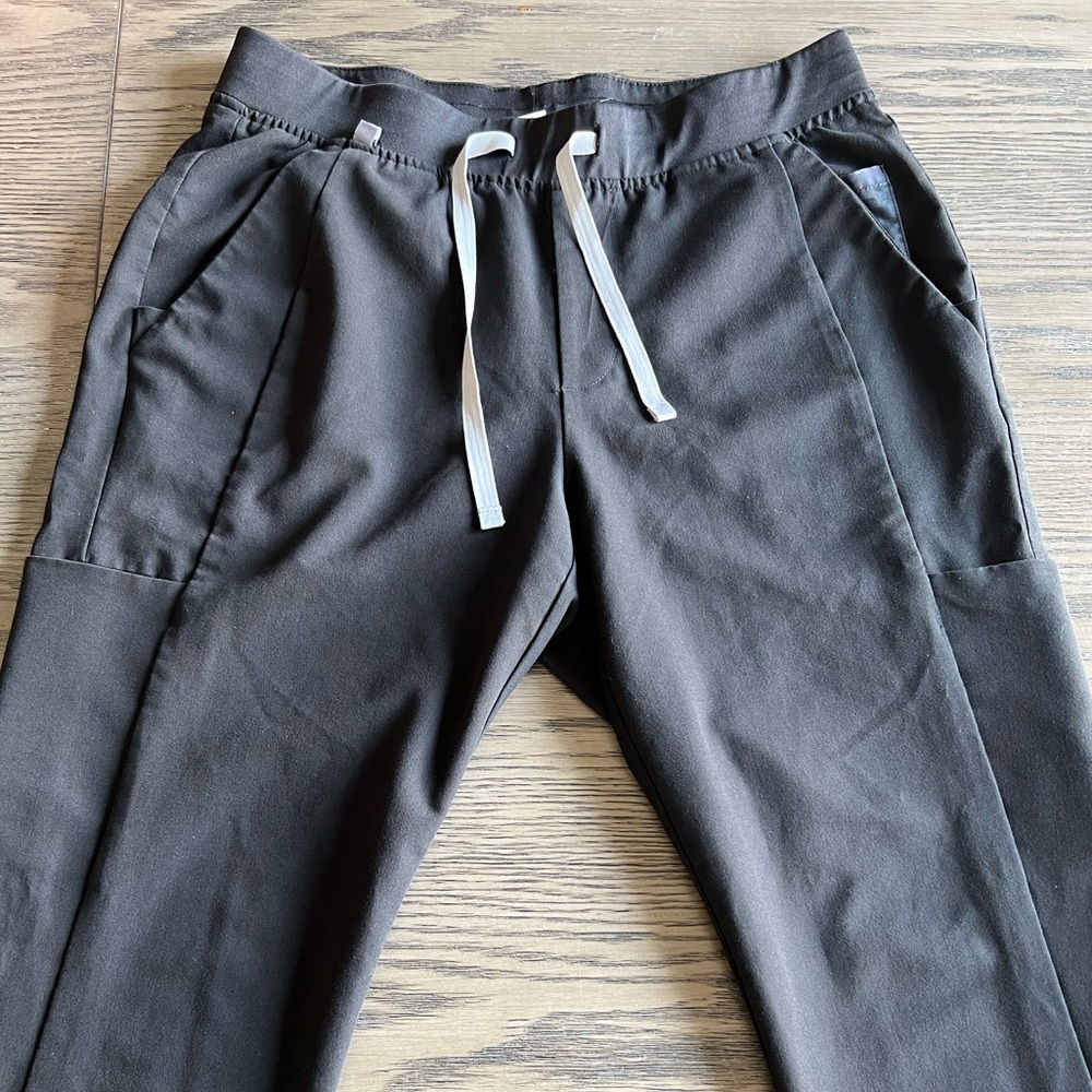 Women’s size medium Figs cargo scrubs, color black